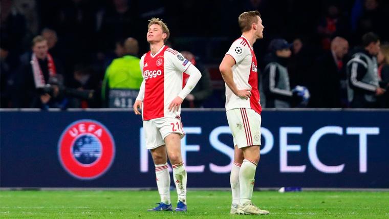 Frenkie Of Jong and Matthijs of Ligt in a party of the Ajax
