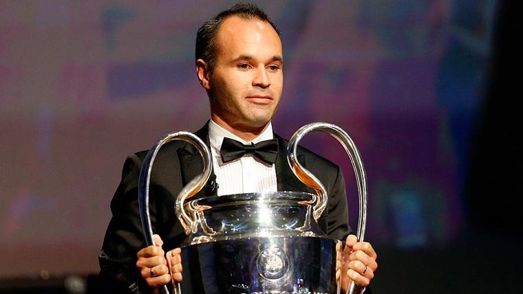 Andrés Iniesta poses with the trophy of the Champions