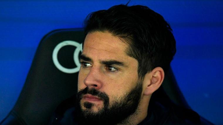 Isco Alarcón, seated in the bench of the Real Madrid