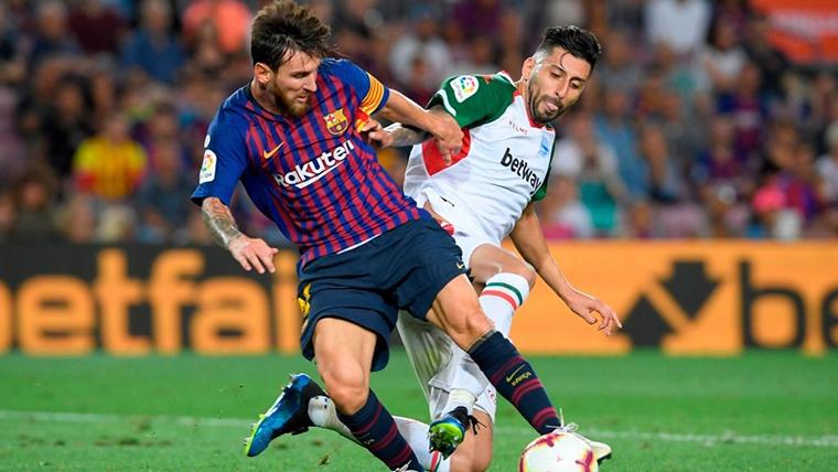 Guillermo Maripán, trying snatch the balloon to Leo Messi