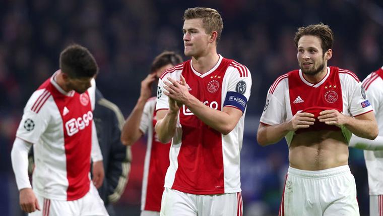 Matthijs Of Ligt, celebrating a triumph of the Ajax in the Eredivisie