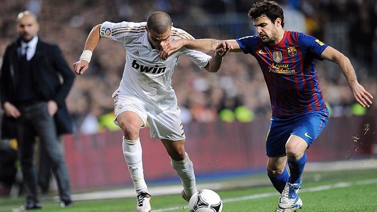 Cesc Fábregas y Pepe, luchando por un balón en un Clásico