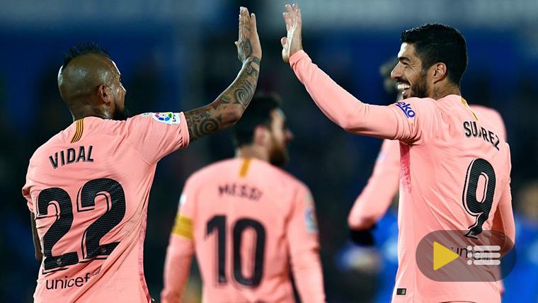 Arturo Vidal and Luis Suárez, celebrating a goal with the Barça