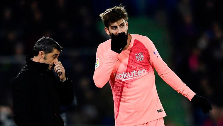Gerard Piqué y Ernesto Valverde discuten durante un partido del FC Barcelona