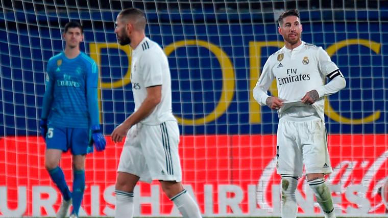 Los jugadores del Real Madrid tras encajar un gol de la Real Sociedad