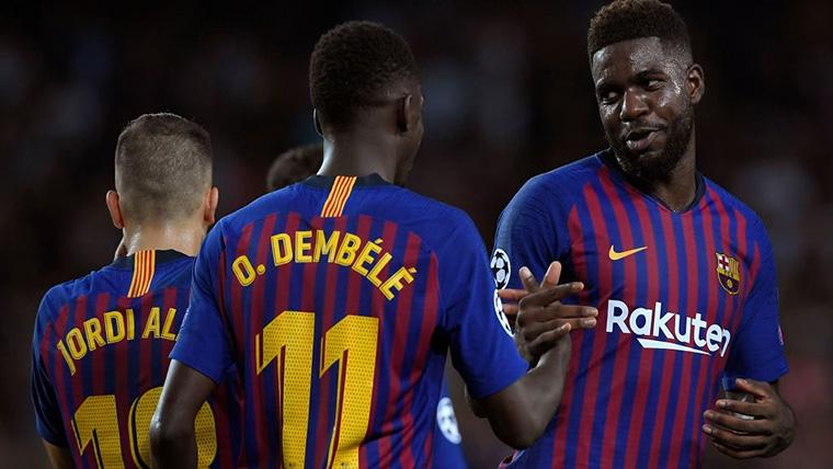 Ousmane Dembélé y Samuel Umtiti, saludándose con el FC Barcelona
