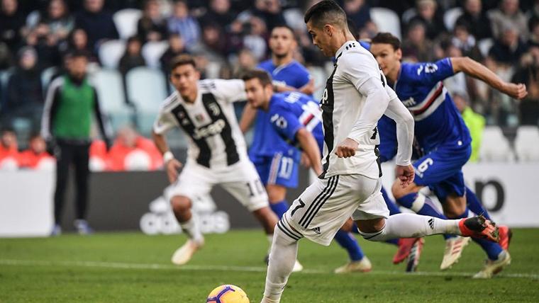 Cristiano Ronaldo, lanzando un penalti con la Juventus de Turín