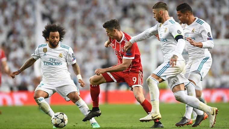 Robert Lewandowski, intentando regatear a tres jugadores del Real Madrid