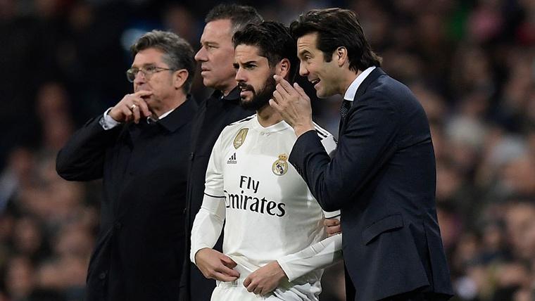 Isco Alarcón, conversing with Solari before jumping to the lawn