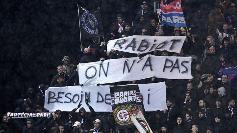 The fans of the PSG, luciendo banners against of Adrien Rabiot