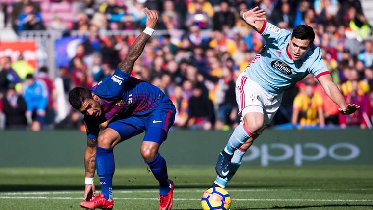 Maxi Gómez, luchando por un balón con Luis Suárez