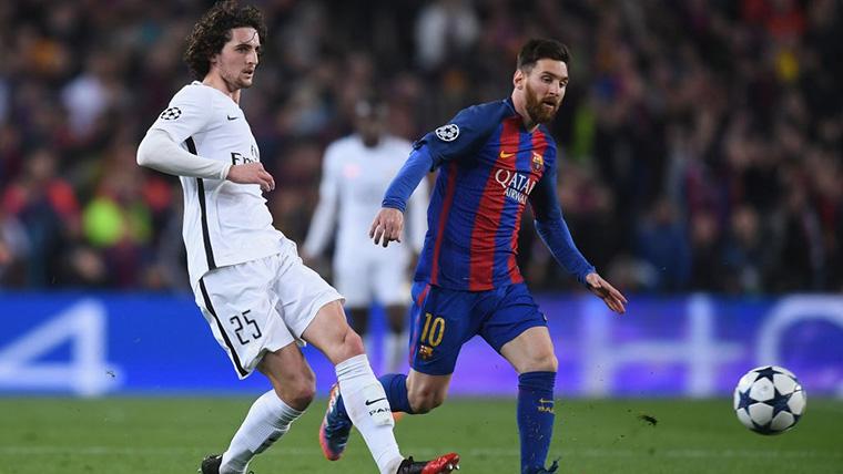 Adrien Rabiot, intentando arrebatar un balón a Leo Messi