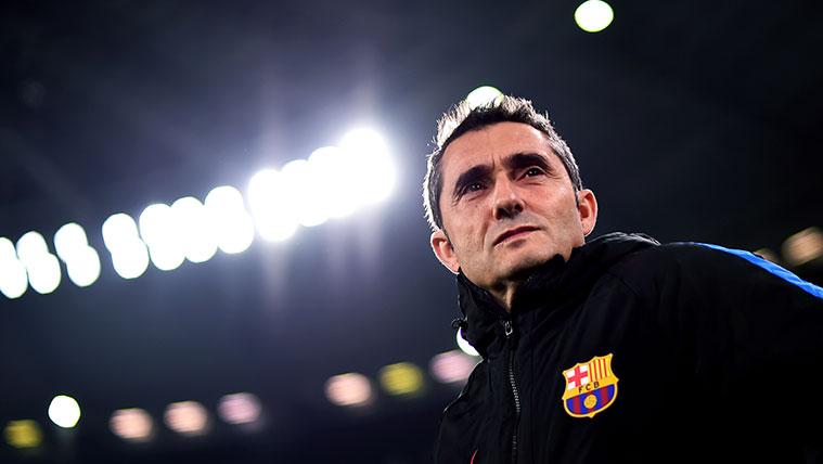 Ernesto Valverde en un partido del FC Barcelona