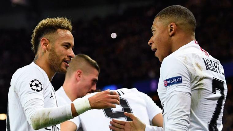 Neymar And Kylian Mbappé celebrate a goal of Paris Saint-Germain