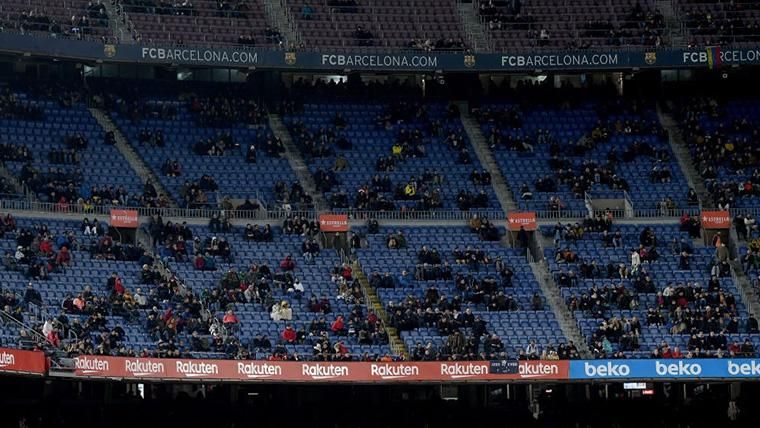Aficionados del FC Barcelona, en el Camp Nou durante el Barça-Levante