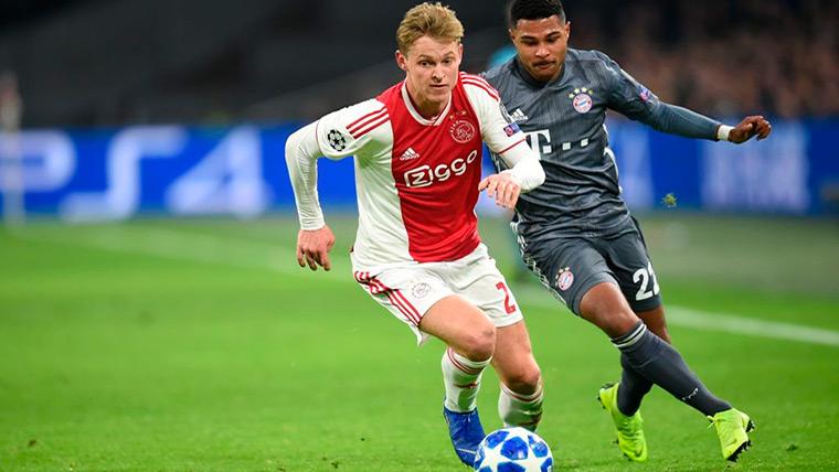Frenkie Of Jong drives a balloon in front of Gnabry, of the Bayern of Munich
