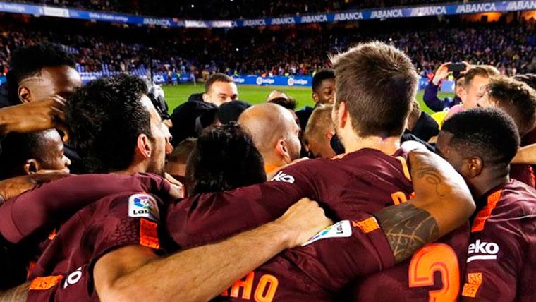 The players of the FC Barcelona celebrate a victory in the Camp Nou