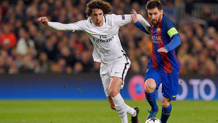 Adrien Rabiot, intentando arrebatar el balón a Leo Messi