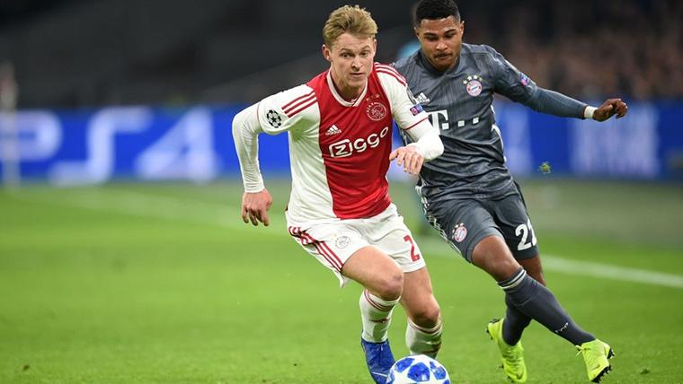 Frenkie Of Jong, during a party with the Ajax in the Eredivisie