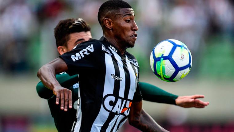 Emerson contests a balloon with the Athletic Mineiro