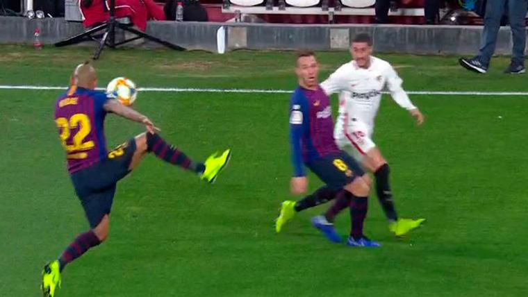 El balón se estrelló en el hombro de Arturo Vidal