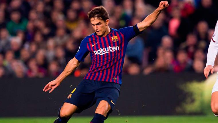 Denis Suárez in front of the Cultural Leonese