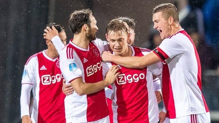 Frenkie Of Jong and Matthijs of Ligt celebrate a goal of the Ajax