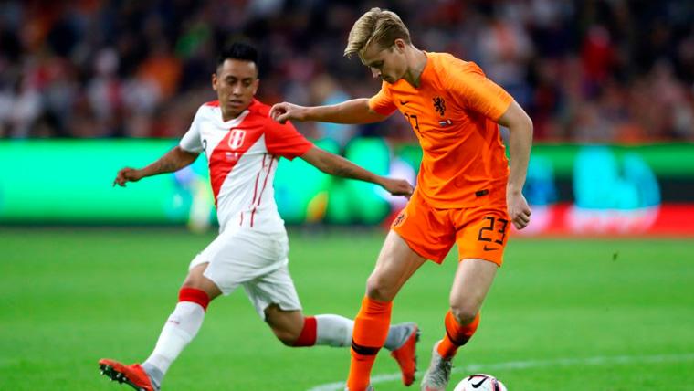 Frenkie Of Jong in a party with the Dutch selection