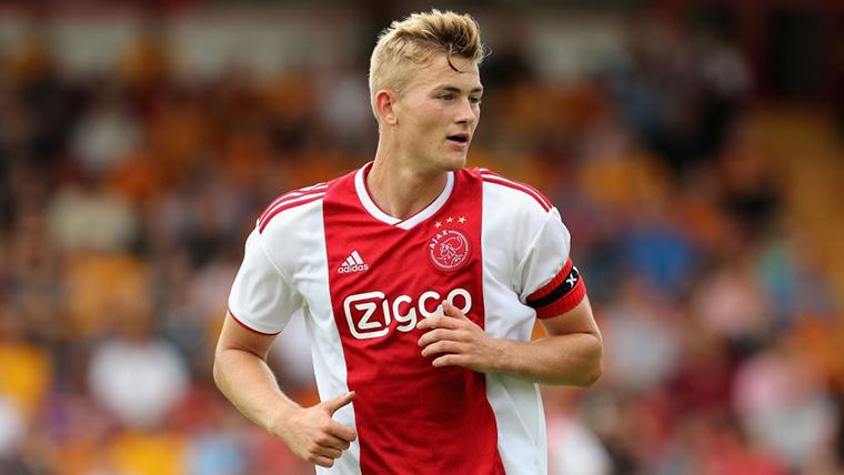 Matthijs Of Ligt, during a party with the Ajax this season
