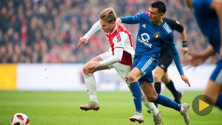 Frenkie Of Jong in a party with the Ajax