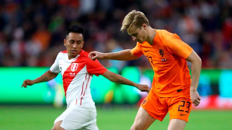 Frenkie Of Jong, during a party with Holland