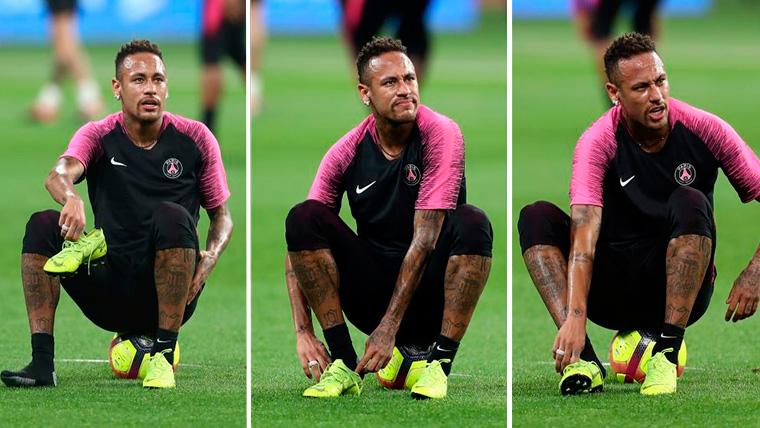 Neymar Jr, doliéndose del tobillo al intentar probarse unas botas