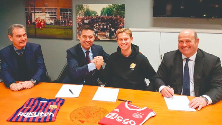 Frenkie de Jong y los representantes del Barça durante la firma de su contrato