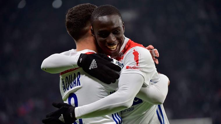 Houssem Aouar y Ferland Mendy celebran un gol del Olympique de Lyon