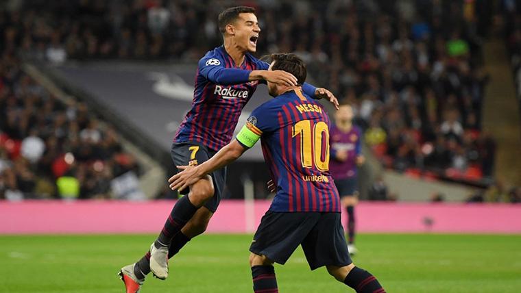 Coutinho And Messi, celebrating the marked goal to the Seville