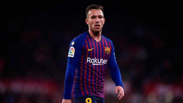 Arthur en un partido con el FC Barcelona