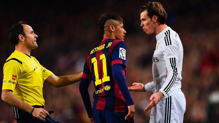 Mateu Lahoz Puts peace in a discussion between Neymar and Gareth Bleat