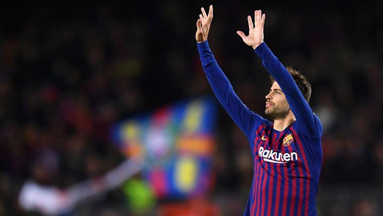 Gerard Piqué, celebrando una victoria del FC Barcelona con la afición