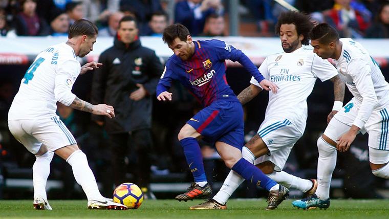 Leo Messi, intentando marcharse de tres jugadores del Real Madrid