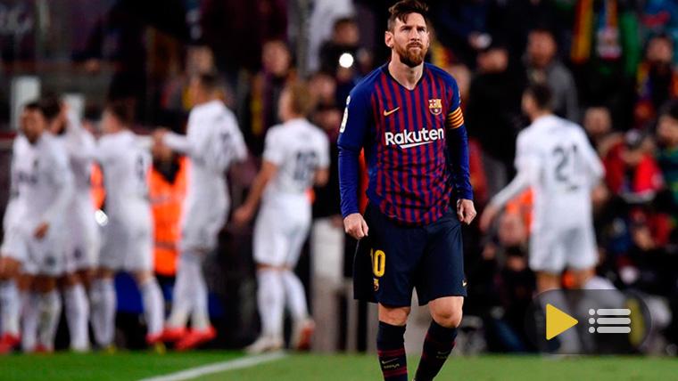 Leo Messi, cabizbajo después de un gol marcado por el Valencia
