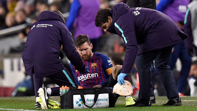 Leo Messi, siendo atendido por los servicios médicos del Barça