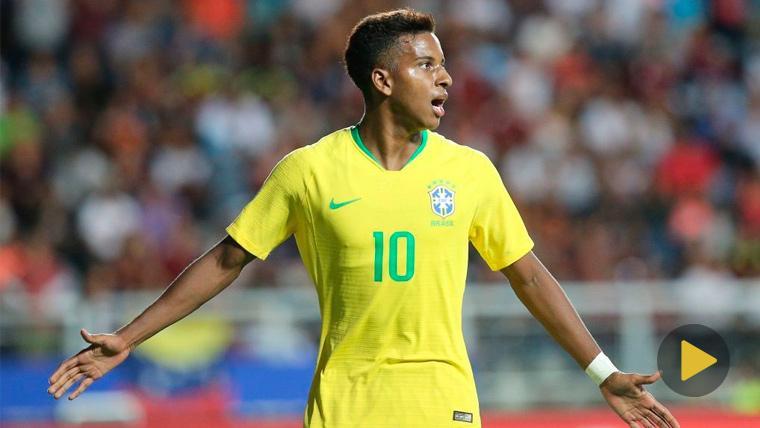 Rodrygo Goes en un partido con la selección de Brasil