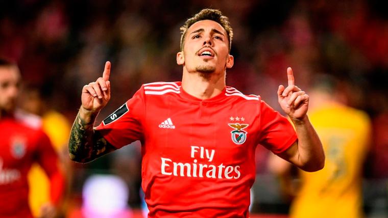 Alejandro Grimaldo celebra un gol con el Benfica