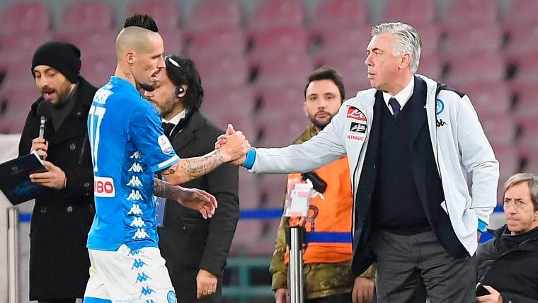 Marek Hamsik y Carlo Ancelotti en un partido del Napoli