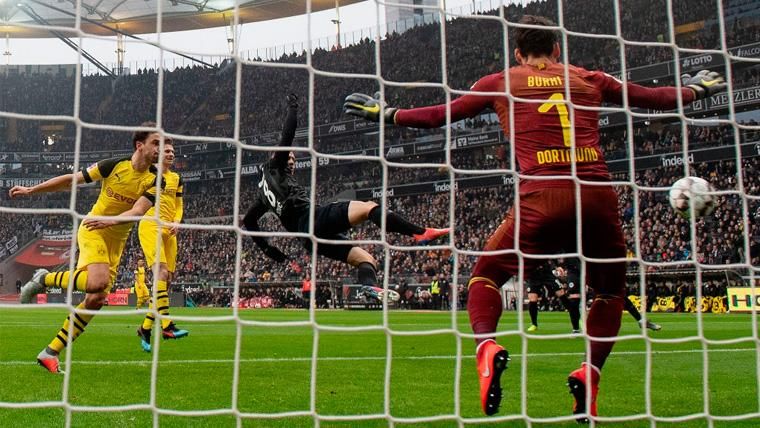Luka Jovic Annotates a goal to the Borussia Dortmund