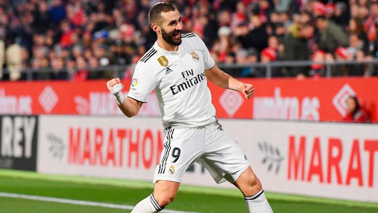 Karim Benzema celebrates one of his goals in front of the Girona in Glass