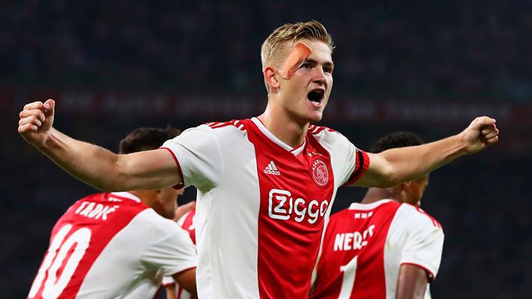 De Ligt celebra un tanto en un partido con el Ajax esta temporada