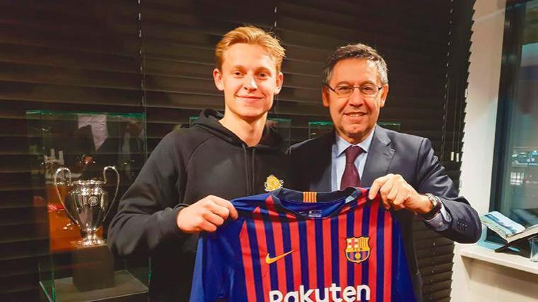 Frenkie de Jong posa con la camiseta del Barça junto a Bartomeu