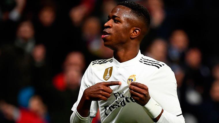 Vinícius Celebrates a goal with the Real Madrid