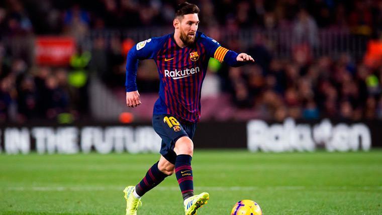 Messi conduce el balón en el encuentro contra el Valencia